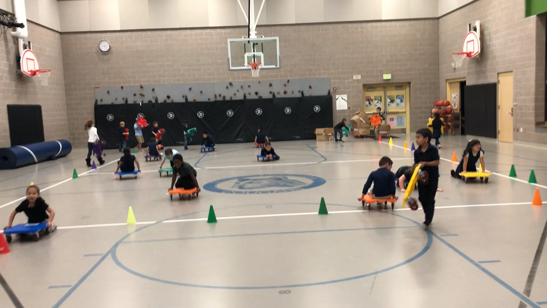 Kreative Bewegungsspiele entdecken mit Spiele Kindergarten Turnhalle Konzept