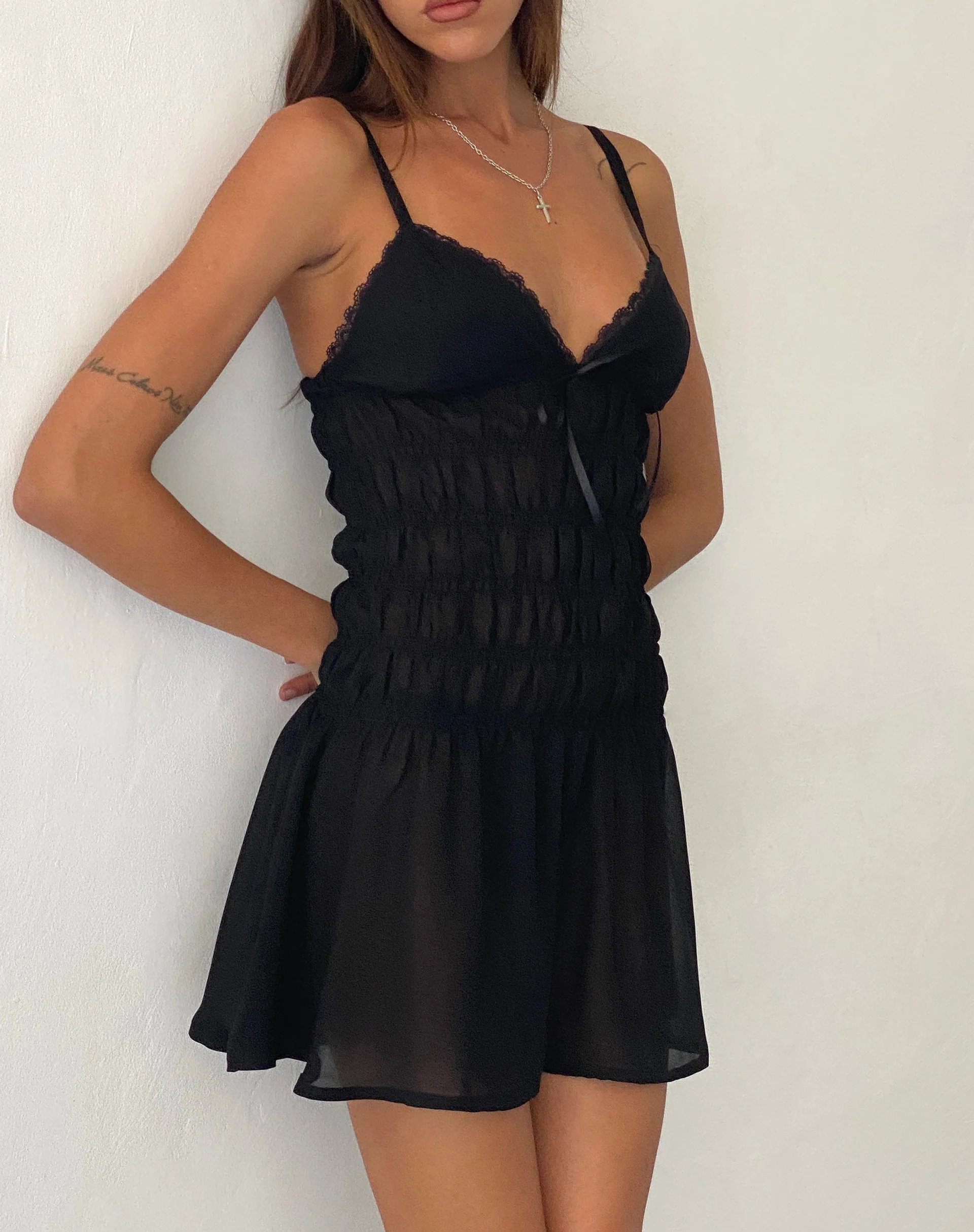 Mit Arcinora's Minikleid Schwarz im Mittelpunkt stehen