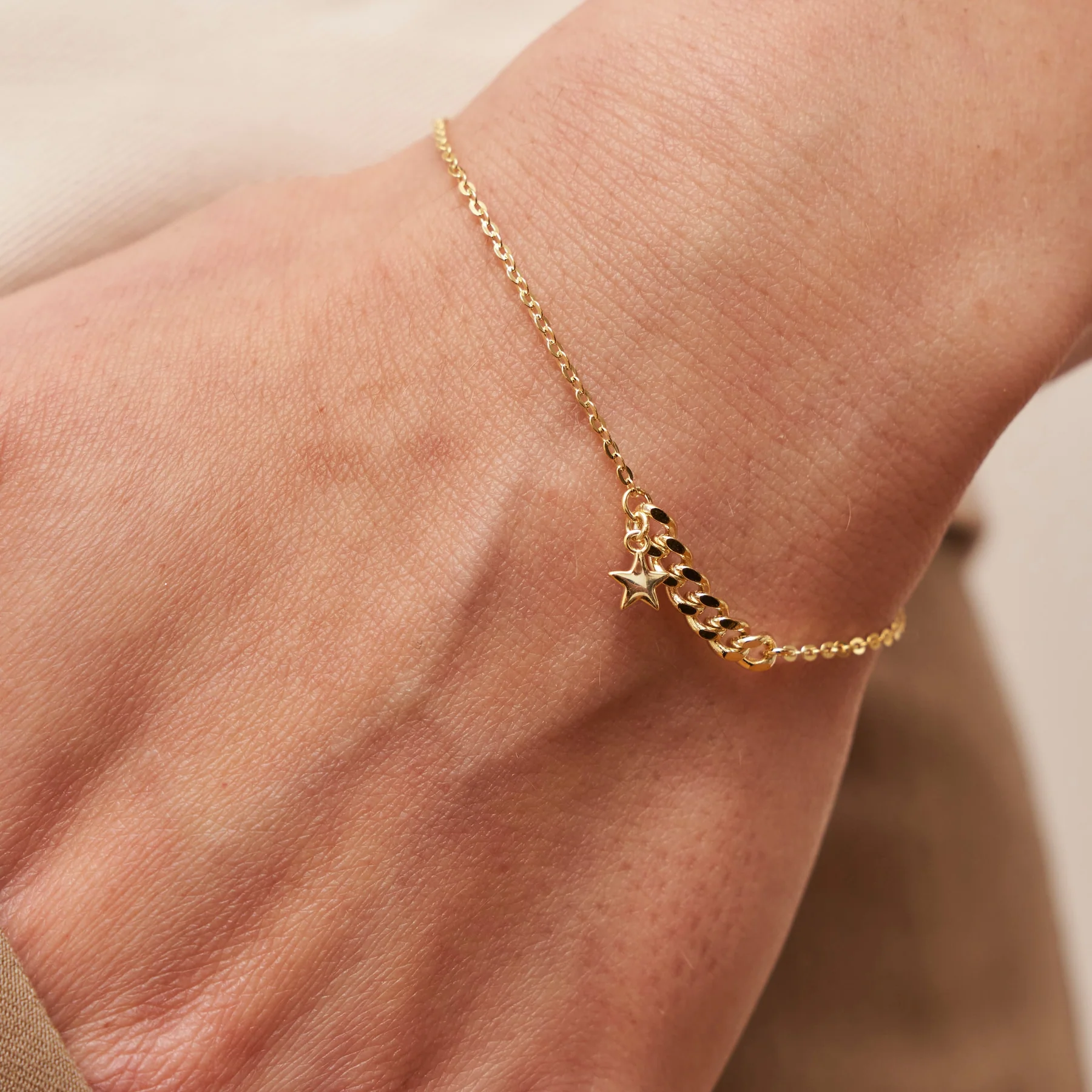 Armbänder von Czarina: Schmuckstücke, die den Mut und die Eleganz der modernen Frau unterstreichen