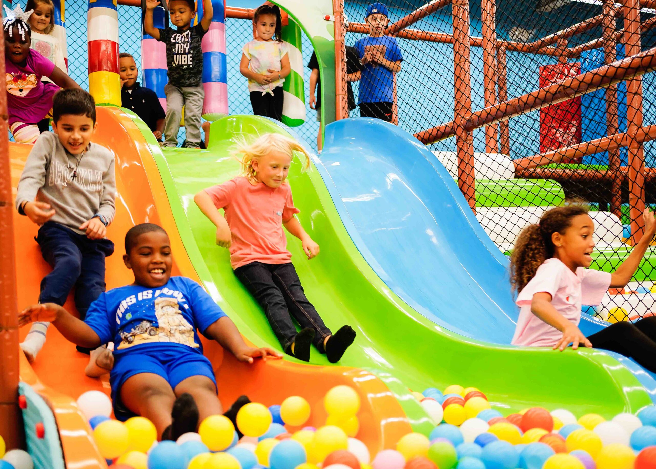 Indoor Spiele Kinder, die auch bei schlechtem Wetter für gute Laune sorgen